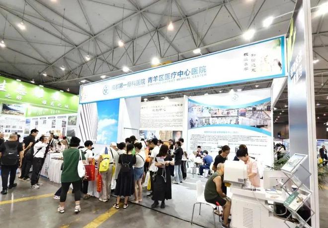 強勢被圍觀!成都一骨拿手絕活“睛”艷四川健博會!