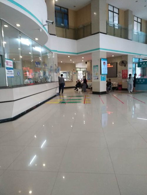 工廠復工,我到醫院體檢,醫生穿防護服帶面罩,人們排隊隔一米遠