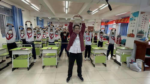 西關正骨 非遺叔叔 帶火八段錦,80多位小學生開心跟練