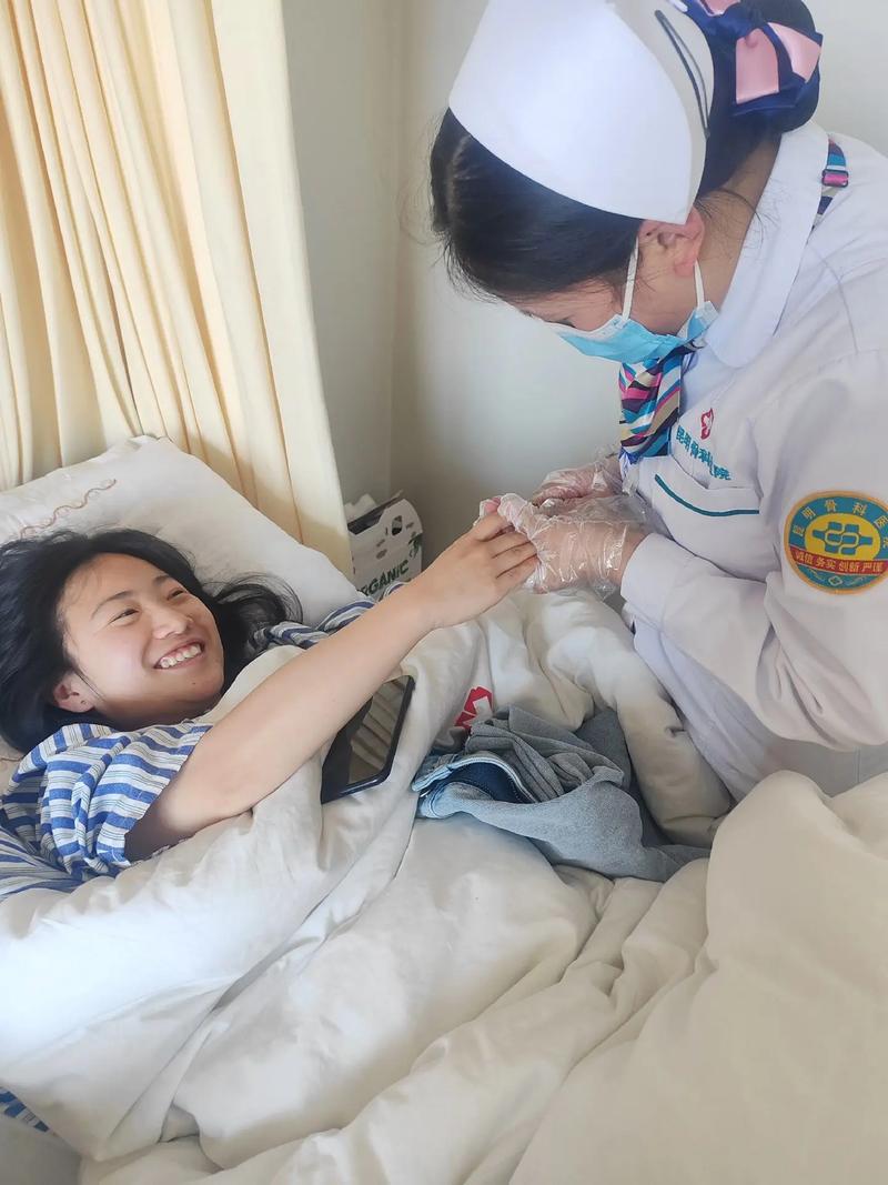 在昆明骨科醫院，她們是天使也是凡人——記錄骨傷醫院護士的護理工作